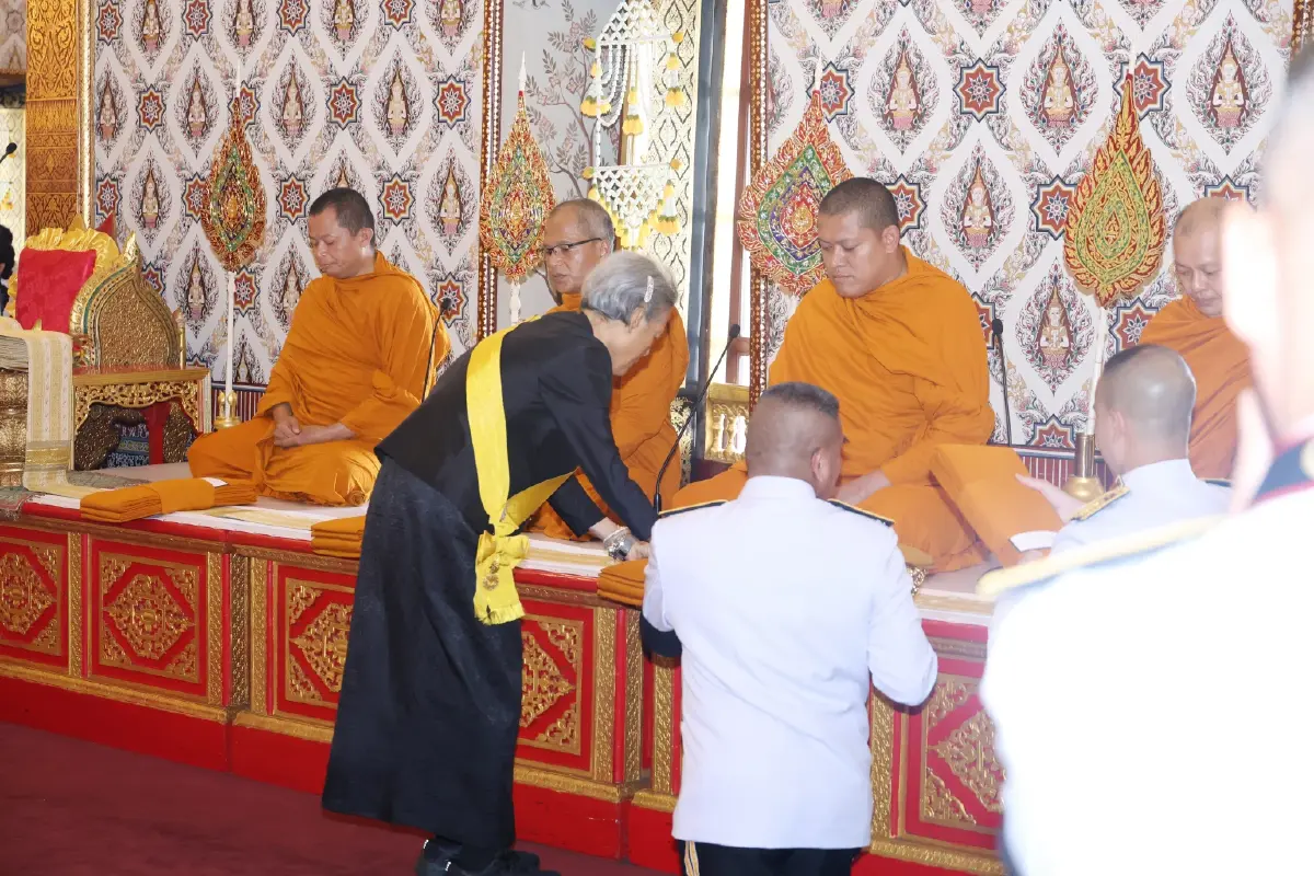 ในหลวง-พระราชินี ทรงบำเพ็ญพระราชกุศลครบรอบ 1 ปี วันสวรรคต พระพันปีหลวง