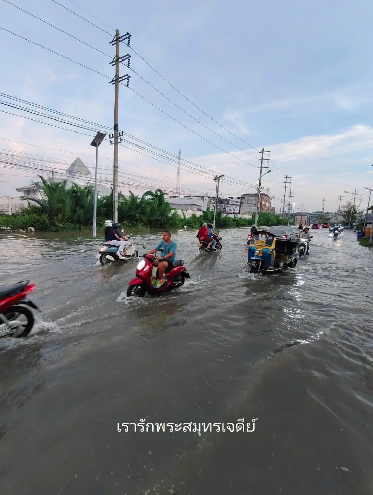 วิกฤติน้ำทะเลหนุนสูง จ่อแตะ 3.8 เมตร ถล่มสมุทรปราการ-แม่กลอง รถติดแล้ว