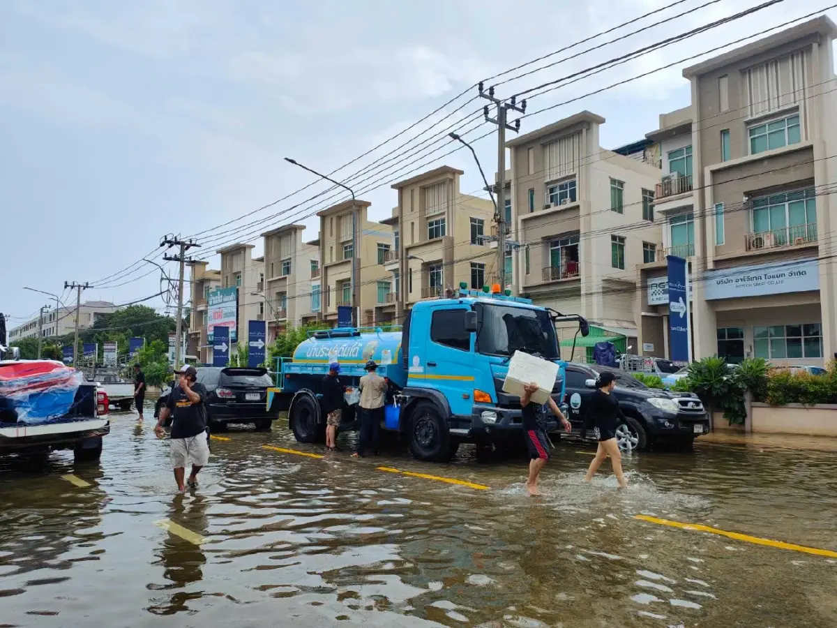 อัปเดตน้ำท่วม กทม. ล่าสุด แฟลตคลองจั่น-เคหะร่มเกล้า เริ่มมีน้ำประปาใช้