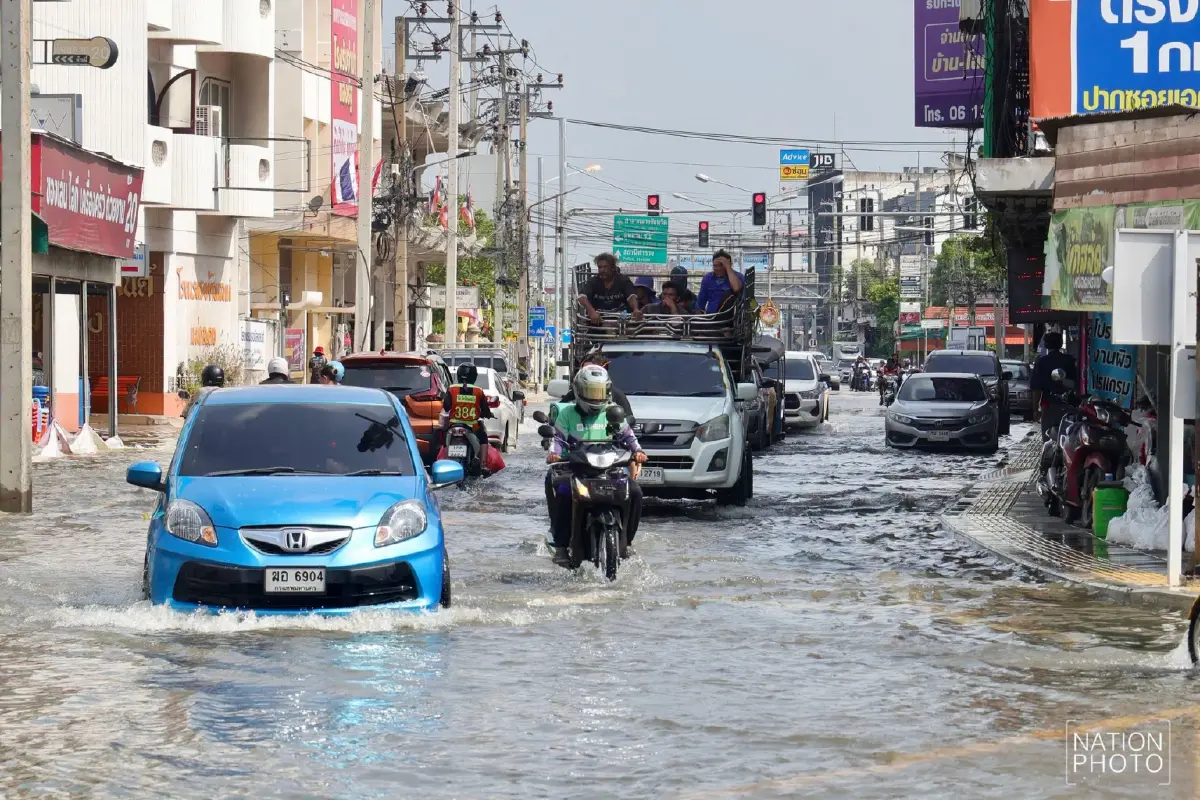 น้ำทะเลหนุนสูง เอ่อล้นท่วมชุมชนตลาดแม่กลอง-ตลาดน้ำอัมพวา สมุทรสงคราม