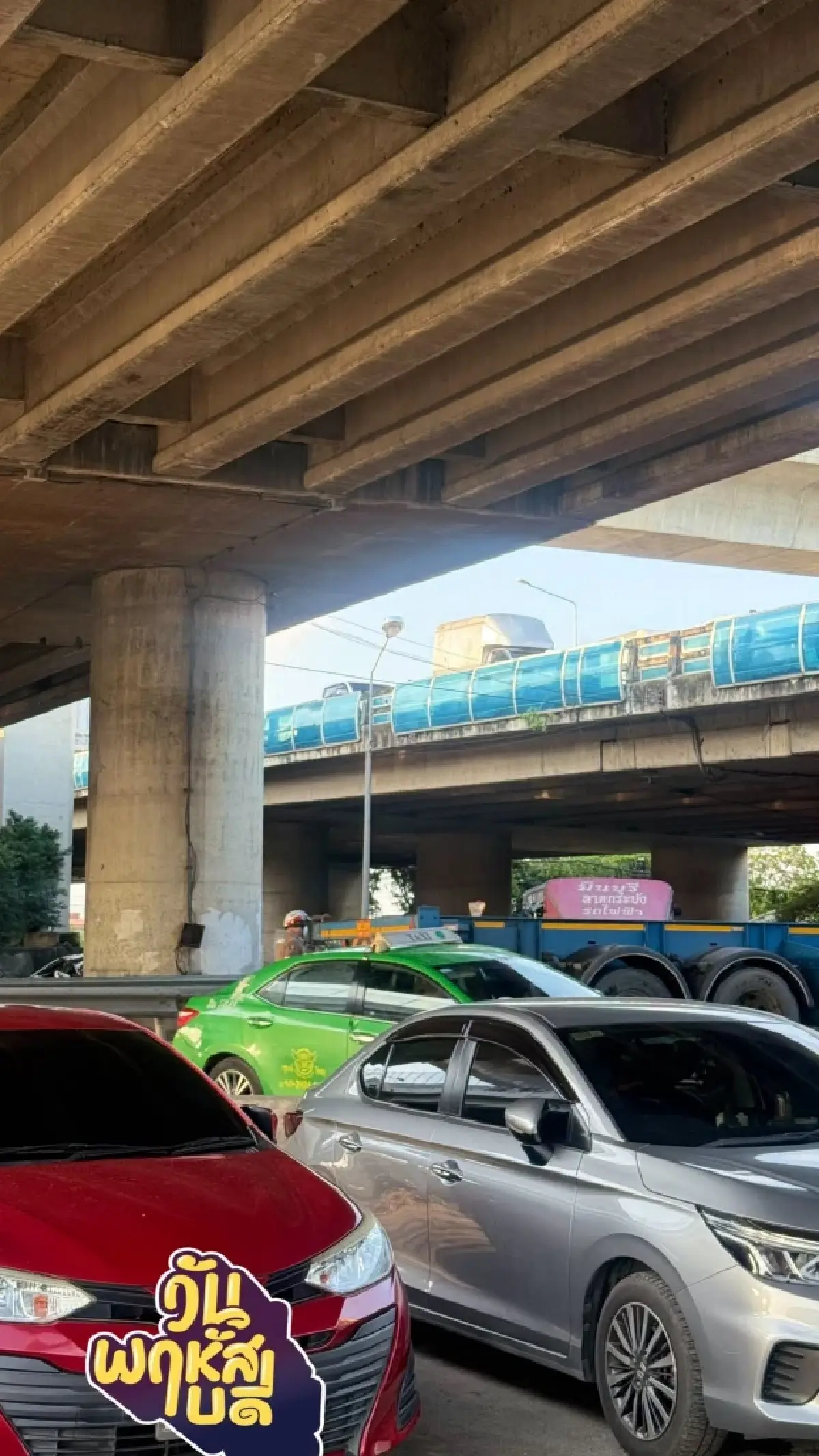 'ลาดกระบัง' รถติดไม่ไหว! รถบรรทุก ติดคานจำกัดความสูง ถนนร่มเกล้า