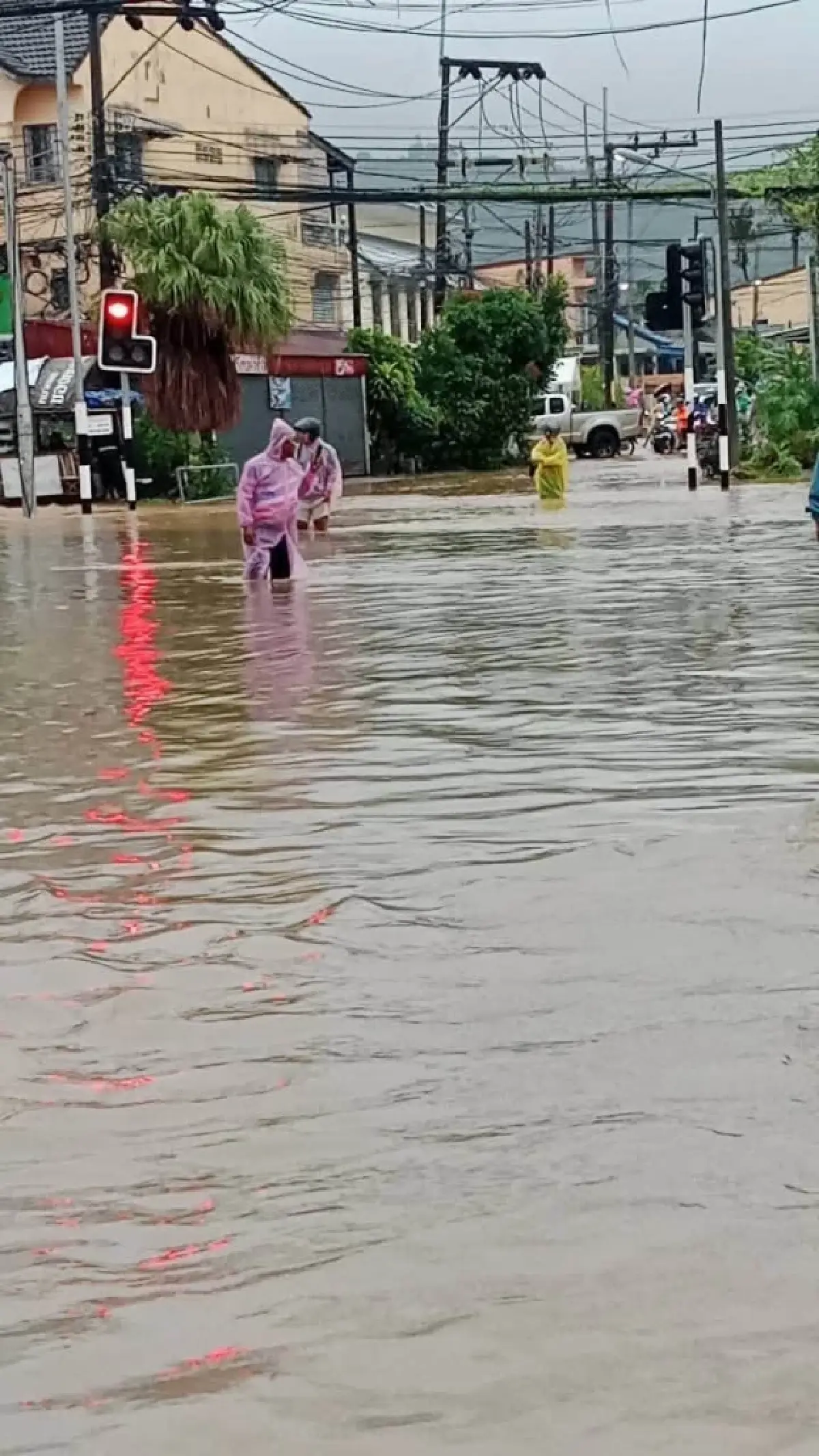 น้ำท่วมภูเก็ตล่าสุด ฝนตกหนัก 70% 'ถนนโคกโตนด-หน้าวัดใต้' ผ่านไม่ได้