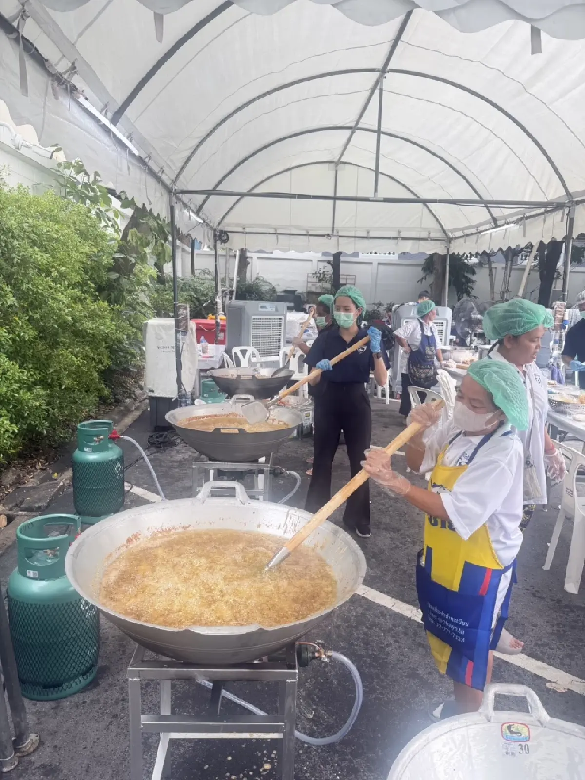 เปิดครัวภูมิใจไทย ช่วยน้ำท่วมเสิร์ฟเมนู 'ข้าวเหนียว-ไก่ทอด-หมูทอด'