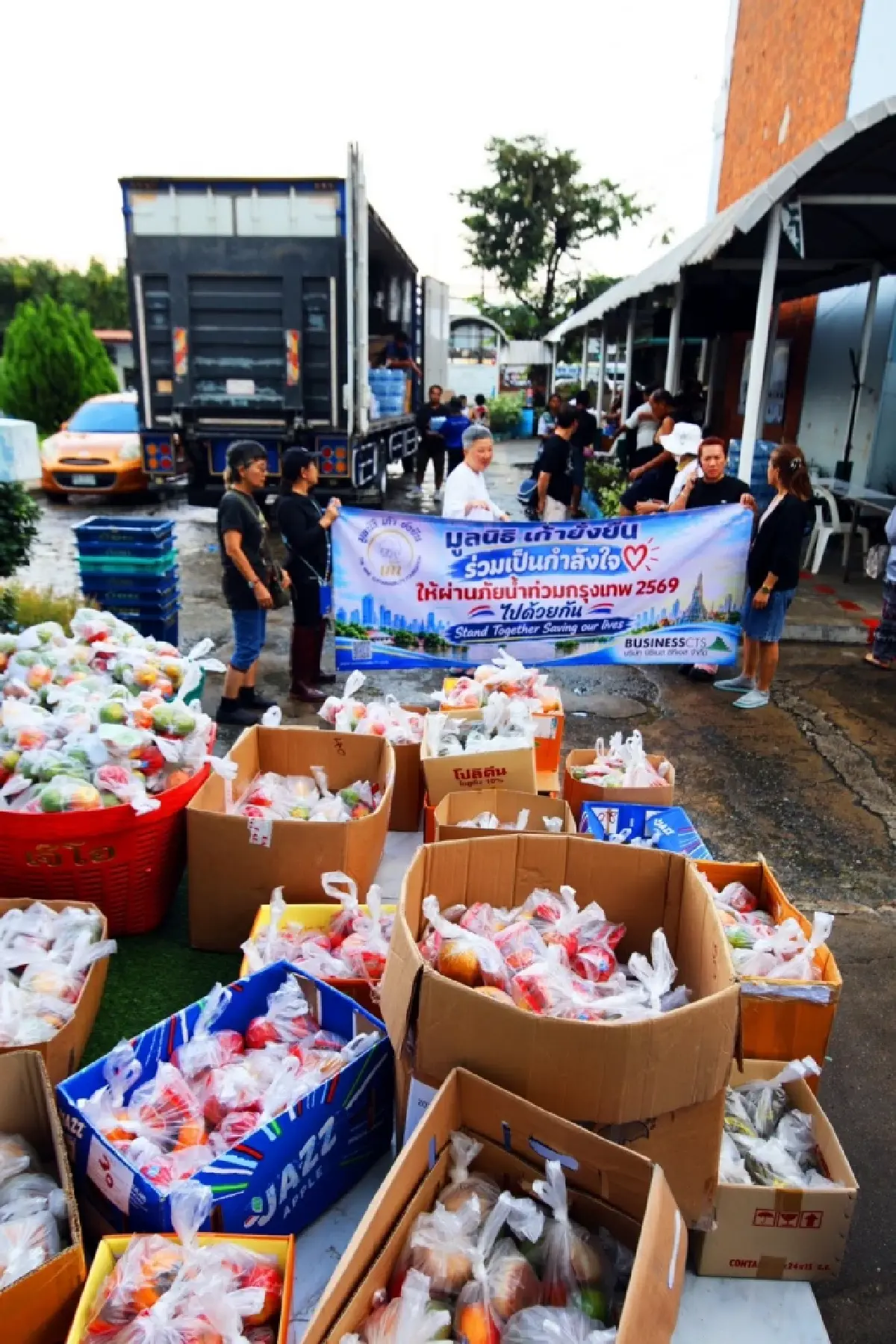 มูลนิธิเก้ายั่งยืน-ออมไทย ส่งสิ่งของช่วยผู้ประสบภัยน้ำท่วม
