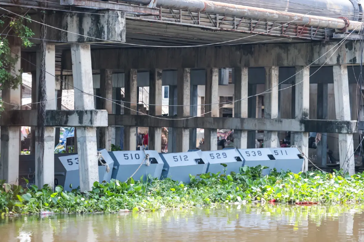 ทัพเรือระดมเรือผลักดันน้ำ 14 ลำ เร่งระบายน้ำท่วมขังลาดกระบัง