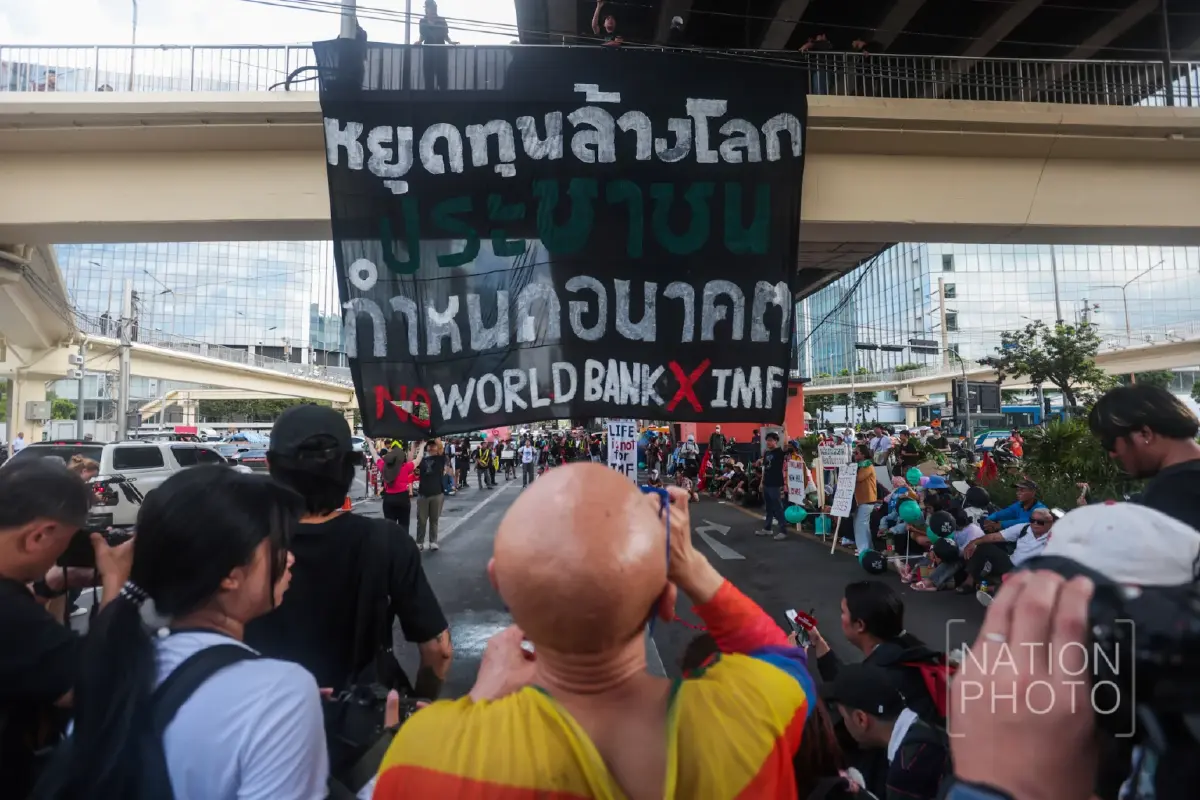 ม็อบต้าน IMF-World Bank ฝ่าตำรวจแขวนป้ายผ้า ใกล้ศูนย์ประชุมฯ