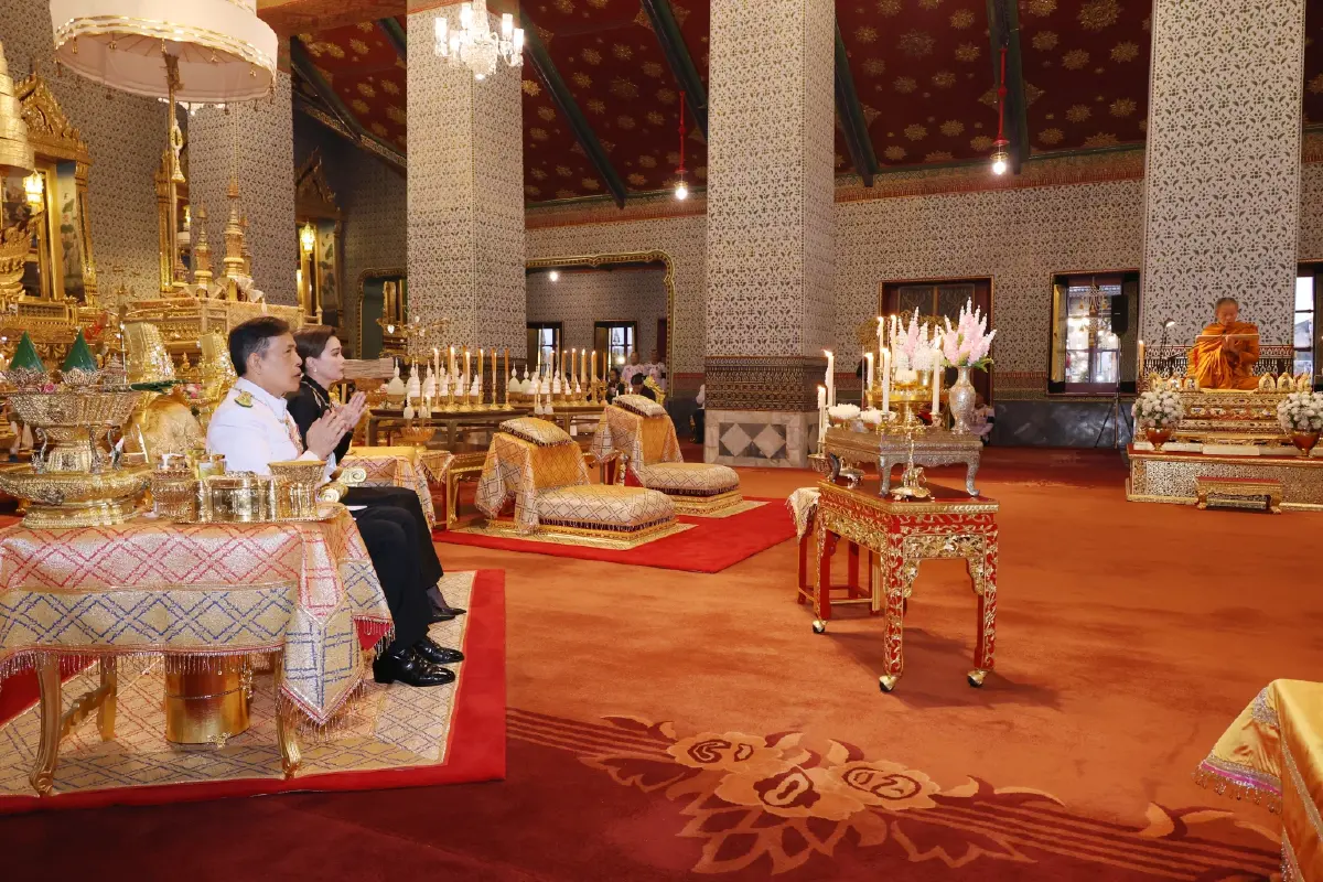 ในหลวง-พระราชินี เสด็จฯ ทรงวางพวงมาลา เนื่องในวันปิยมหาราช 2569