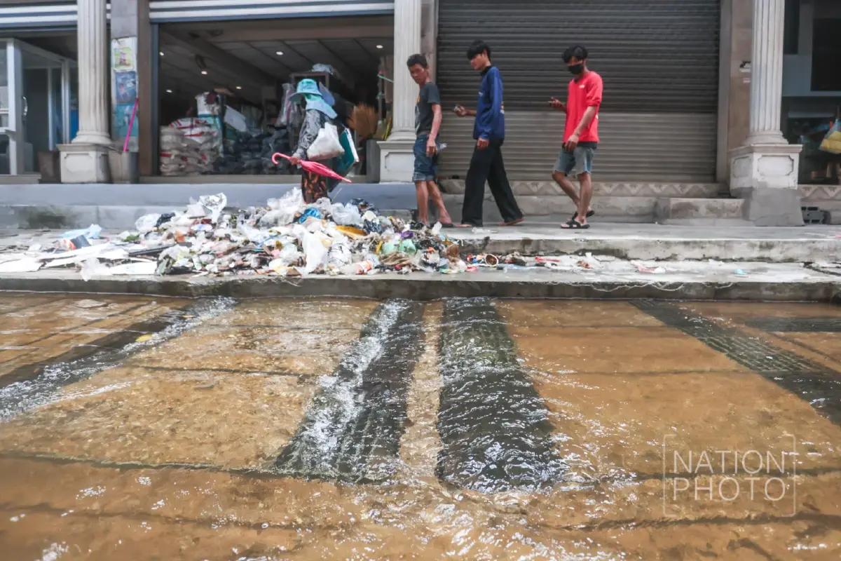ทัพเรือระดมเรือผลักดันน้ำ 14 ลำ เร่งระบายน้ำท่วมขังลาดกระบัง