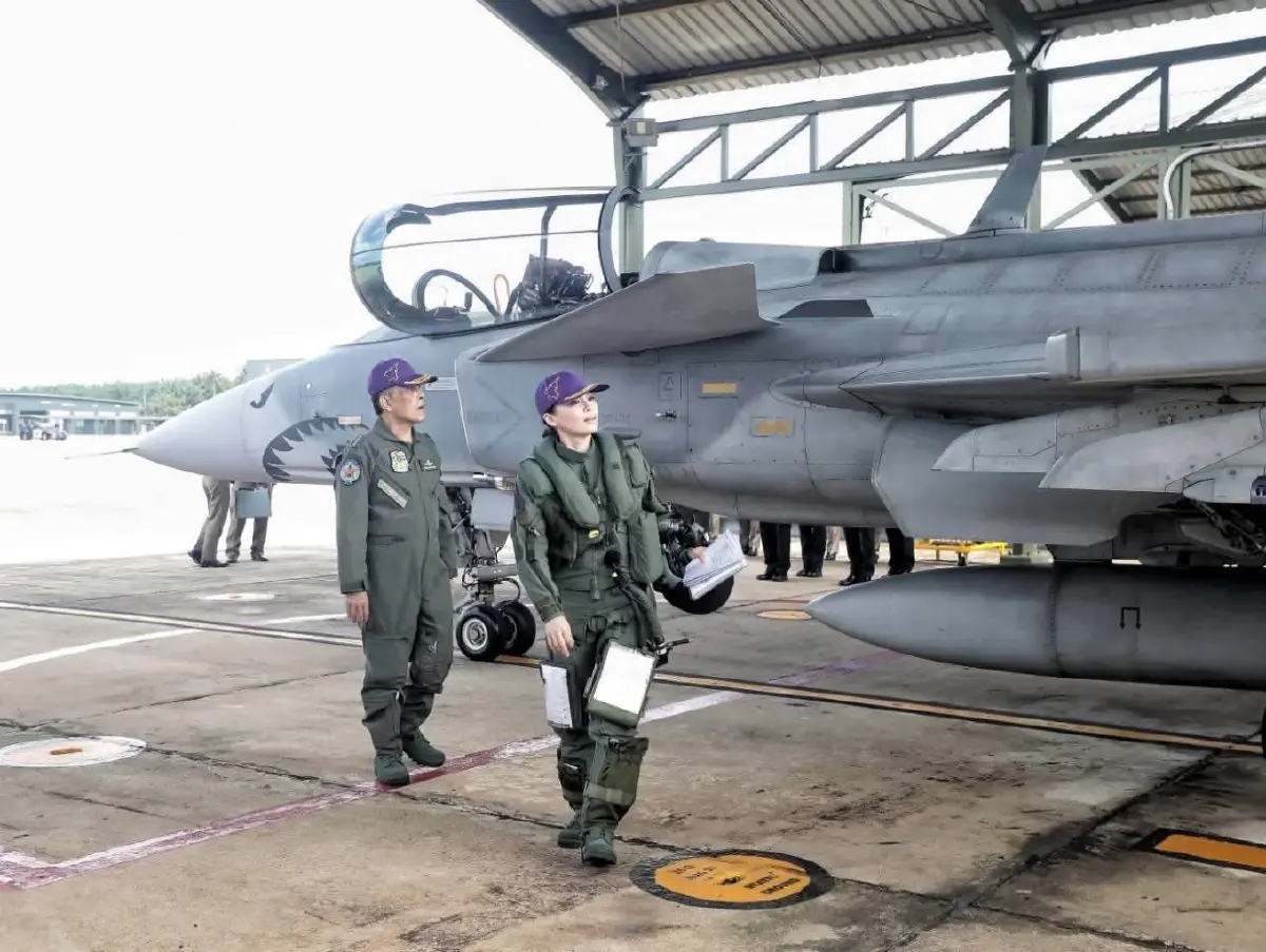 ‘ในหลวง’ ทอดพระเนตร ‘พระราชินี’ ทรงฝึกบินเดี่ยว Gripen เป็นครั้งแรก