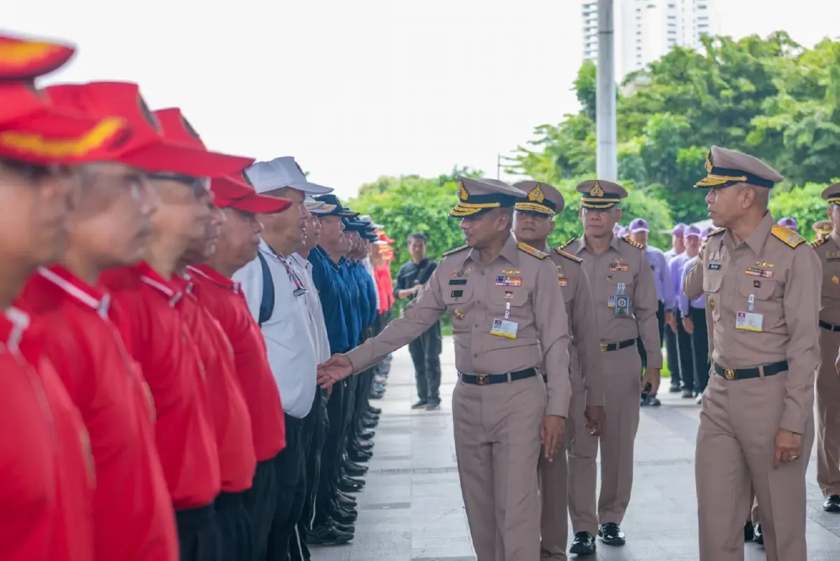 ผบ.ทร.  ตรวจเยี่ยมกำลังพลฝีพายประจำเรือพระราชพิธี ขบวนพยุหยาตราทางชลมารค