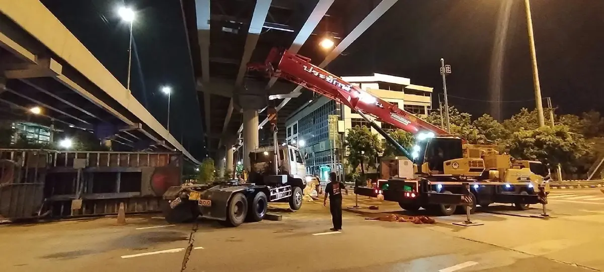 ระวังรถติด รถบรรทุกคว่ำ แยกวงแหวนอุตสาหกรรม คราบน้ำมันไหลบนถนน