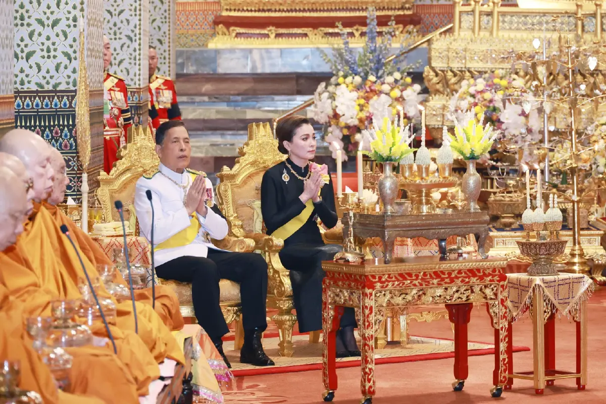 ในหลวง-พระราชินี เสด็จฯ ทรงวางพวงมาลาถวายราชสักการะ เนื่องในวันนวมินทรมหาราช