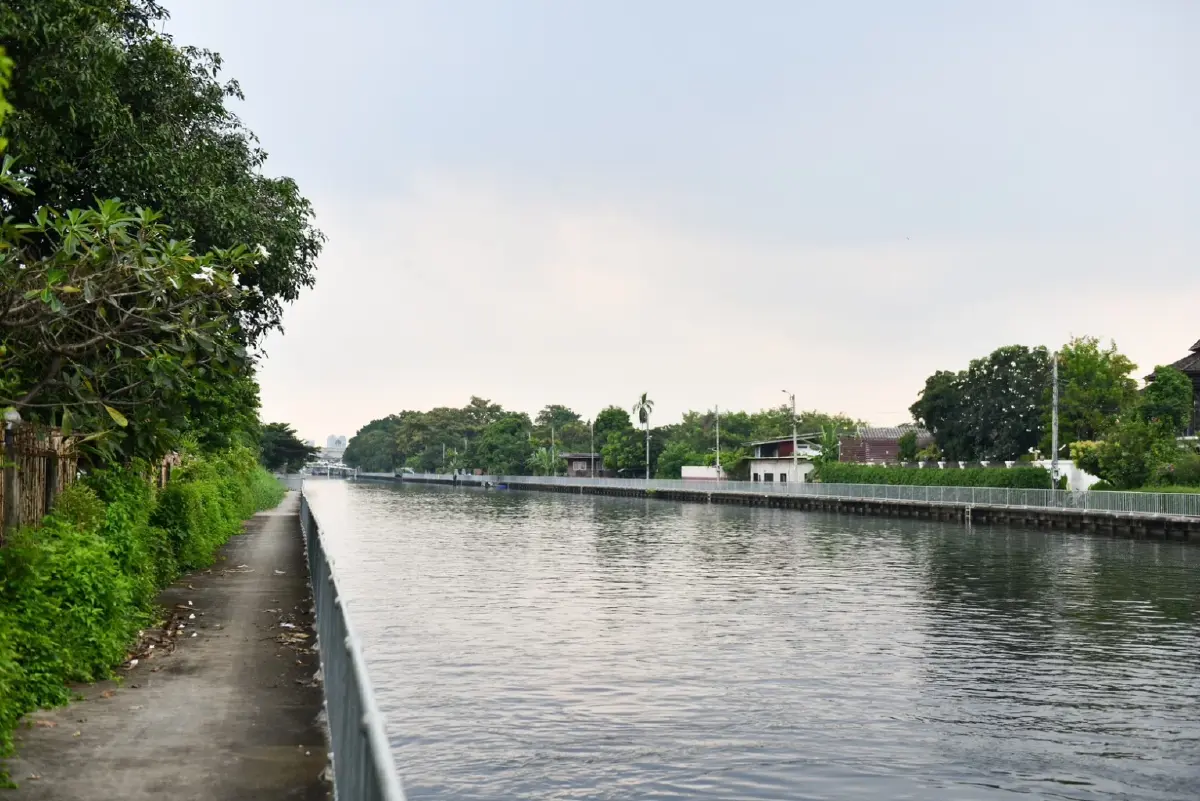 กทม. ดึง เรือผลักดันน้ำ เร่งผันลงอุโมงค์ มั่นใจพัฒนาการ 58 แห้งใน 2 วัน