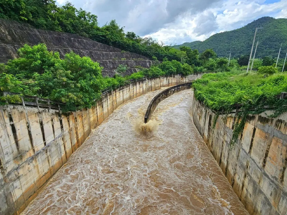 ด่วน! น้ำล้นสปิลเวย์ อ่างลำตะเพิน เตือนน้ำท่วม หนองปรือ-บ่อพลอย