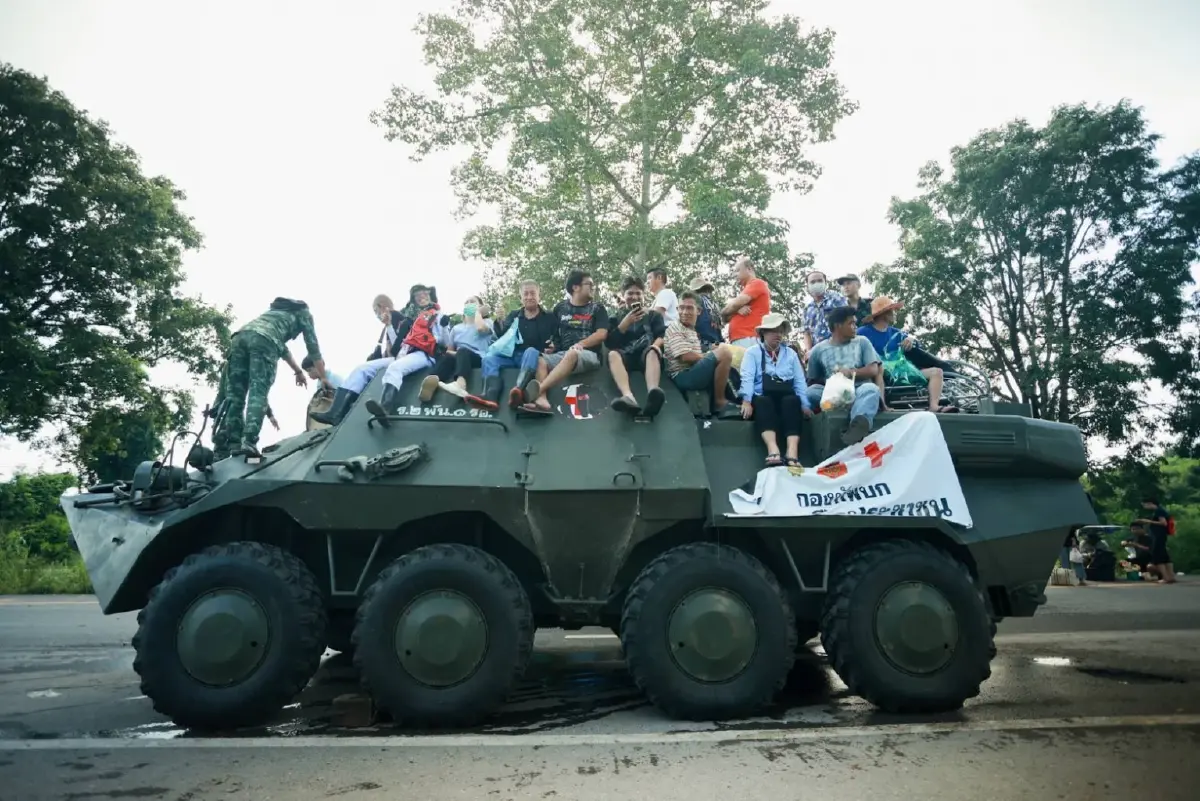 ร.2 พัน.1 รอ. นำ รถเกราะ BTR-3S ฝ่าน้ำท่วม ช่วยผู้ป่วย-ประชาชน