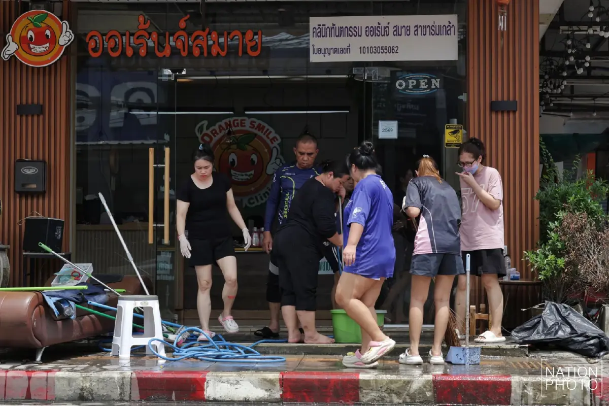 เคหะร่มเกล้า น้ำลดต่อเนื่อง ประชาชนเริ่มกลับมาใช้ชีวิตตามปกติ