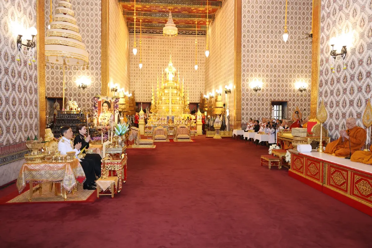 ในหลวง-พระราชินี ทรงบำเพ็ญพระราชกุศลครบ 1 ปี วันสวรรคต สมเด็จพระพันปีหลวง