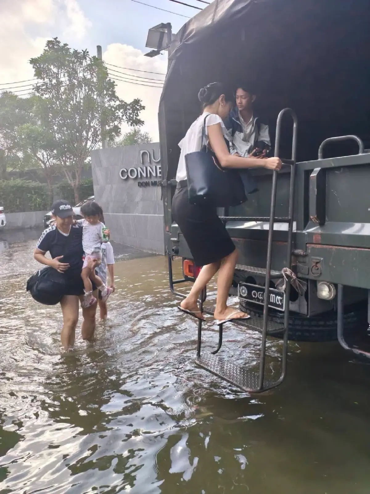 น้ำท่วม กทม. ปทุมธานี นนทบุรี สมุทรปราการ นครปฐม ระดมกำลังทหารช่วย