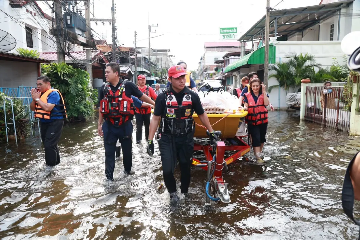 สส.ต่างจังหวัด ภท. เข้ากรุง ระดมส่งข้าวกล่องช่วยผู้ประสบภัย กทม.-ปทุมธานี