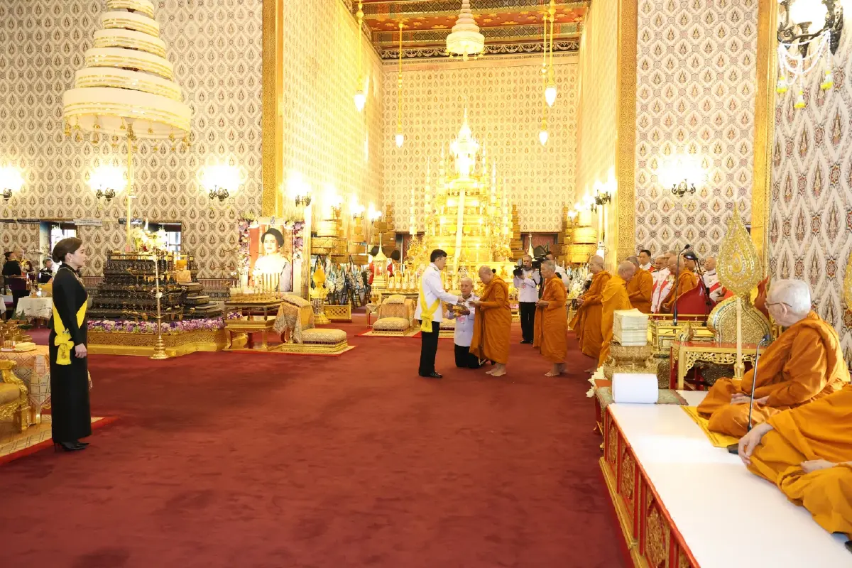 ในหลวง-พระราชินี ทรงบำเพ็ญพระราชกุศลครบรอบ 1 ปี วันสวรรคต พระพันปีหลวง