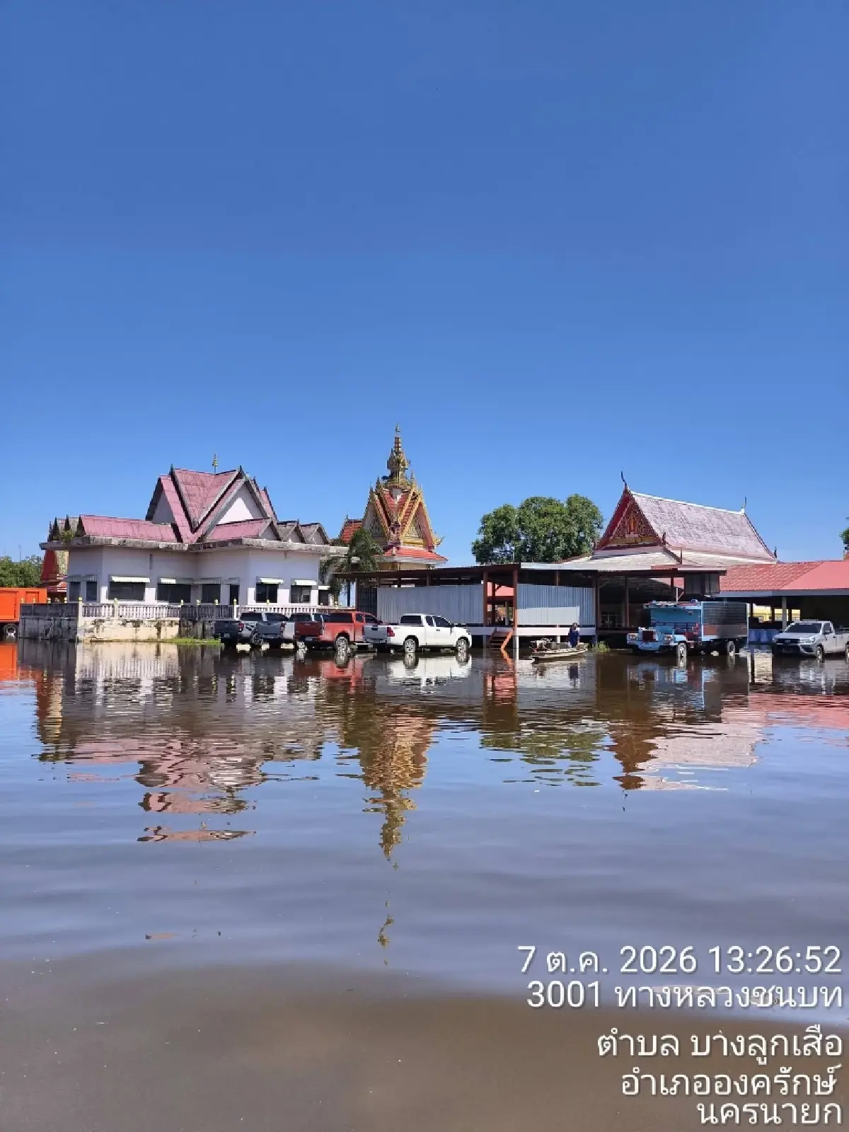 น้ำท่วม ‘บางน้ำเปรี้ยว-องครักษ์’ สาย 3001 ขังทุกเลน ถนนพัง-วัดดังน้ำสูง 60 ซม.