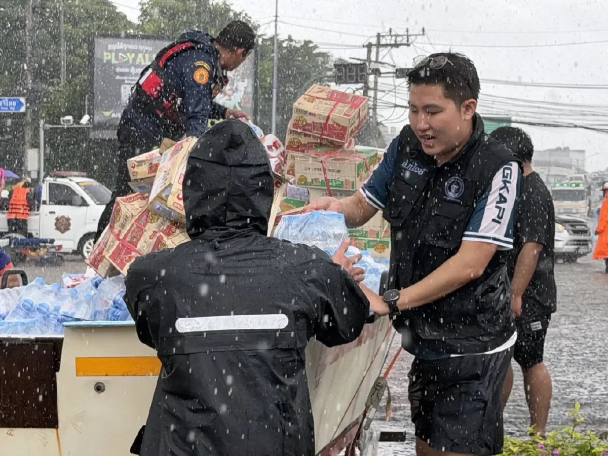 ‘พงศกร’ สก.บางกะปิ ลุยฟื้นฟูหลังน้ำท่วม ระดมจิตอาสา-รถบรรทุกเก็บขยะ