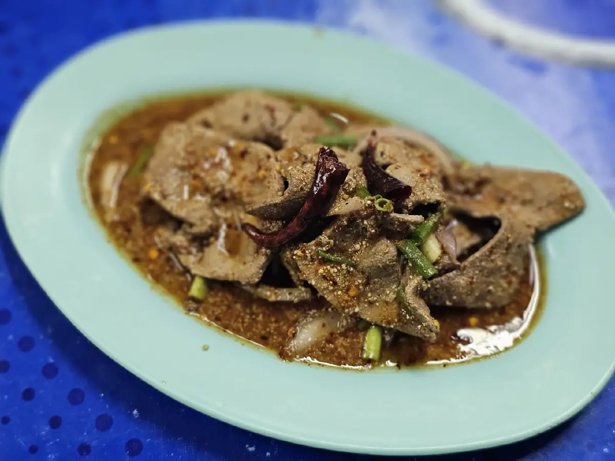 ‘เจ๊ปุ่นไก่ทอด’ อาหารอีสานรสแซ่บ ย่านวังบูรพา ขายมา 30 ปี