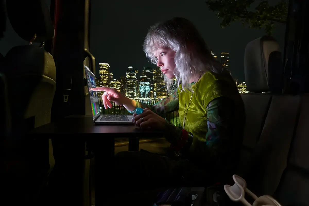 ขอผมจับ ขอผมทัช! 'MacBook Pro' ใหม่ จอสัมผัสได้แล้ว ด้วยค่าตัวหลักแสน