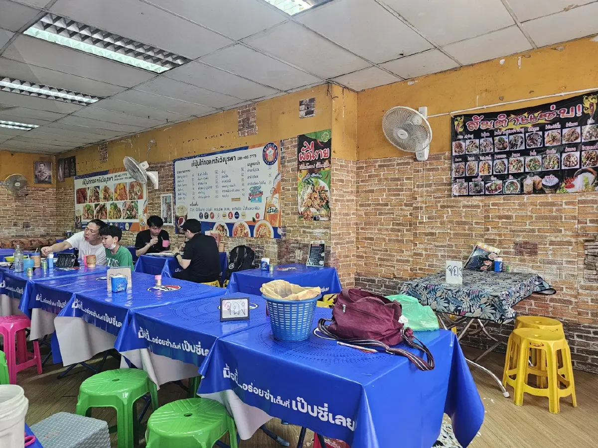 ‘เจ๊ปุ่นไก่ทอด’ อาหารอีสานรสแซ่บ ย่านวังบูรพา ขายมา 30 ปี
