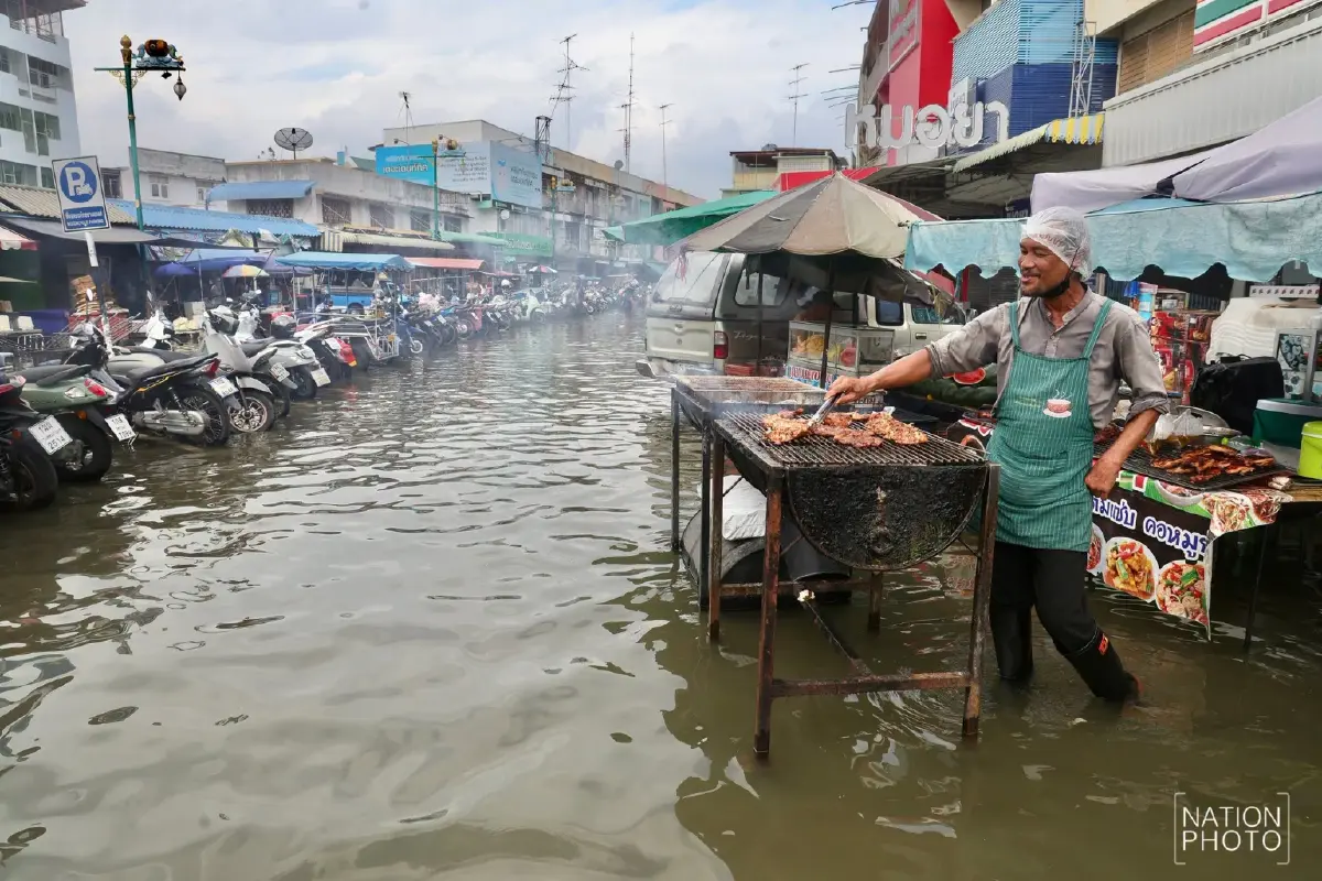 น้ำทะเลหนุนสูง เอ่อล้นท่วมชุมชนตลาดแม่กลอง-ตลาดน้ำอัมพวา สมุทรสงคราม