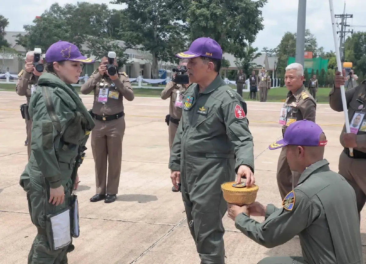 ‘ในหลวง’ ทอดพระเนตร ‘พระราชินี’ ทรงฝึกบินเดี่ยว Gripen เป็นครั้งแรก