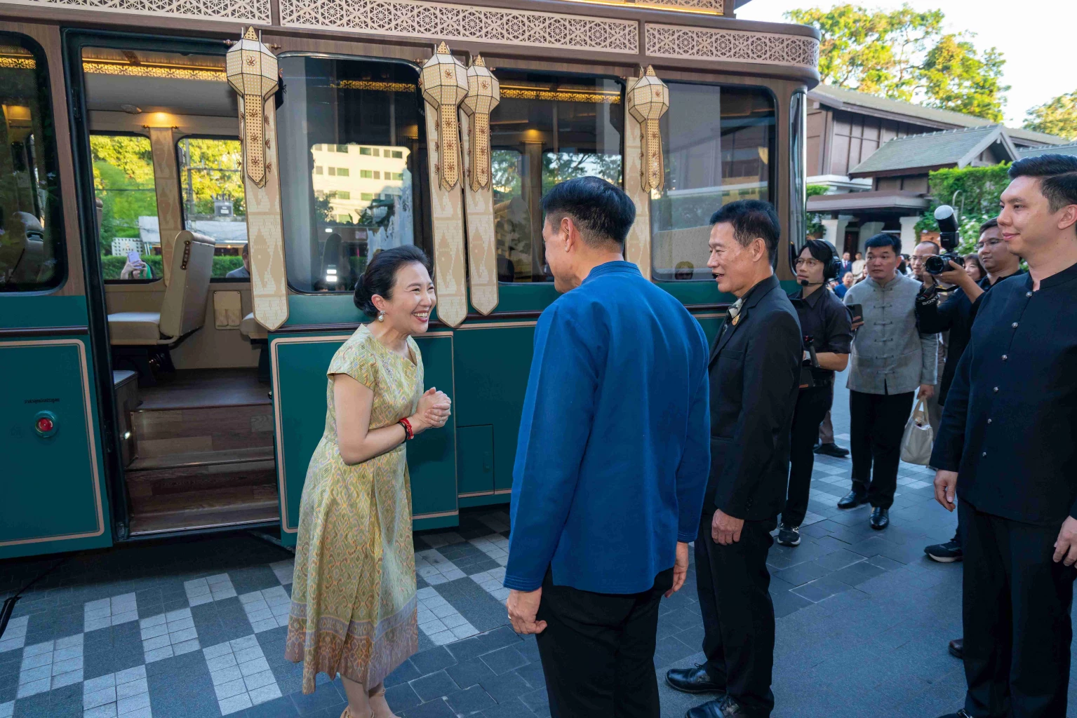 AWC จับมือ เชียงใหม่ เปิดตัว ‘รถแทรมไฟฟ้านำเที่ยว’ ครอบคลุม 15 สถานีเชื่อม ‘ลานนาทีค’
