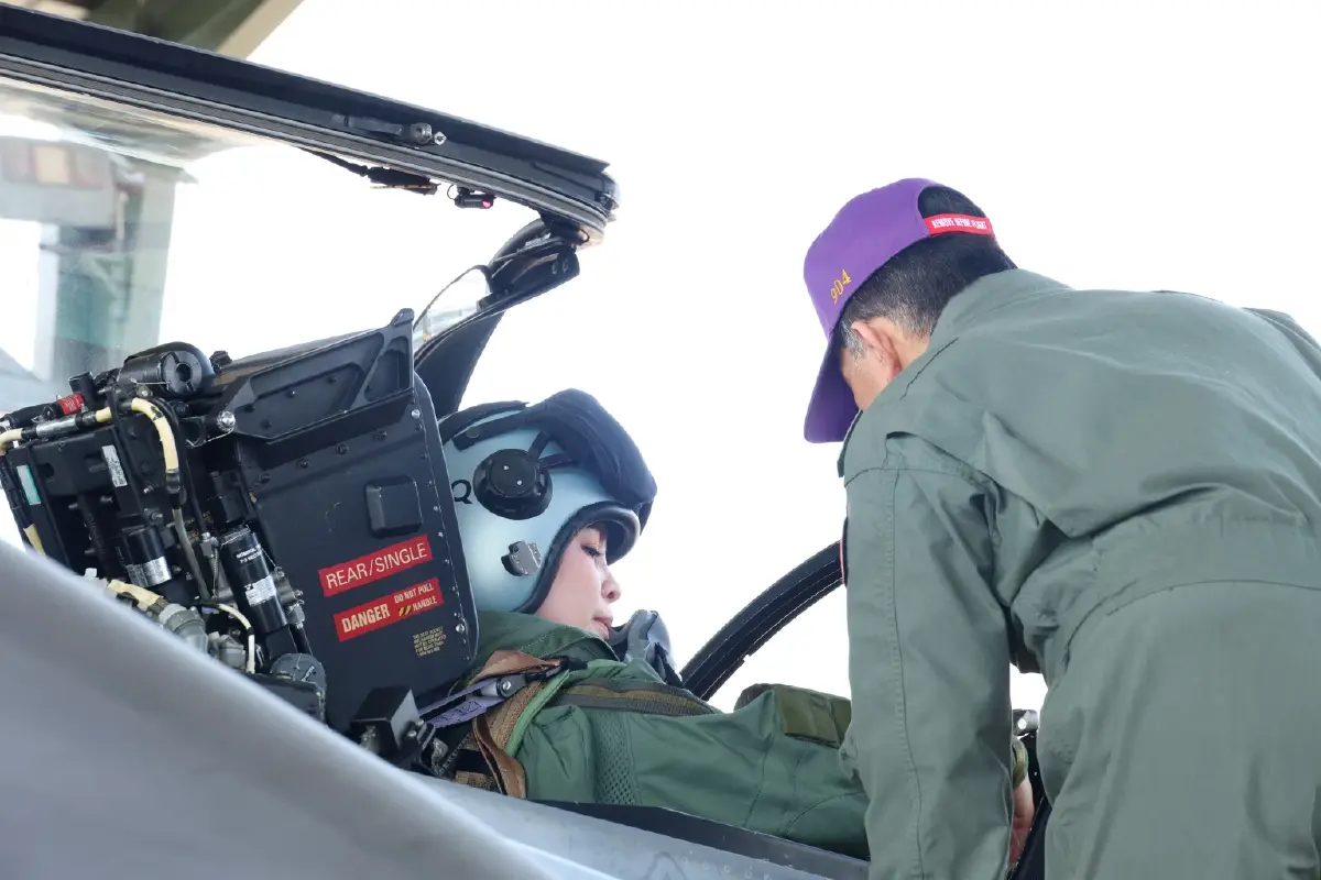 ‘ในหลวง’ ทอดพระเนตร ‘พระราชินี’ ทรงฝึกบินเดี่ยว Gripen เป็นครั้งแรก