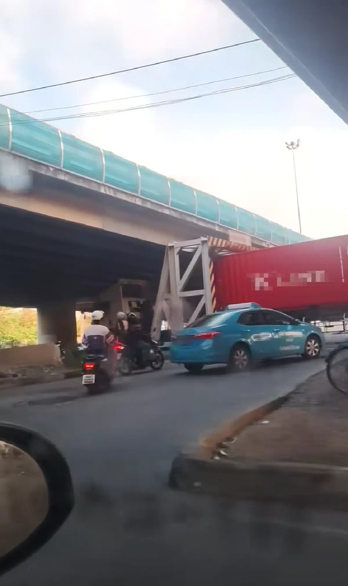 'ลาดกระบัง' รถติดไม่ไหว! รถบรรทุก ติดคานจำกัดความสูง ถนนร่มเกล้า
