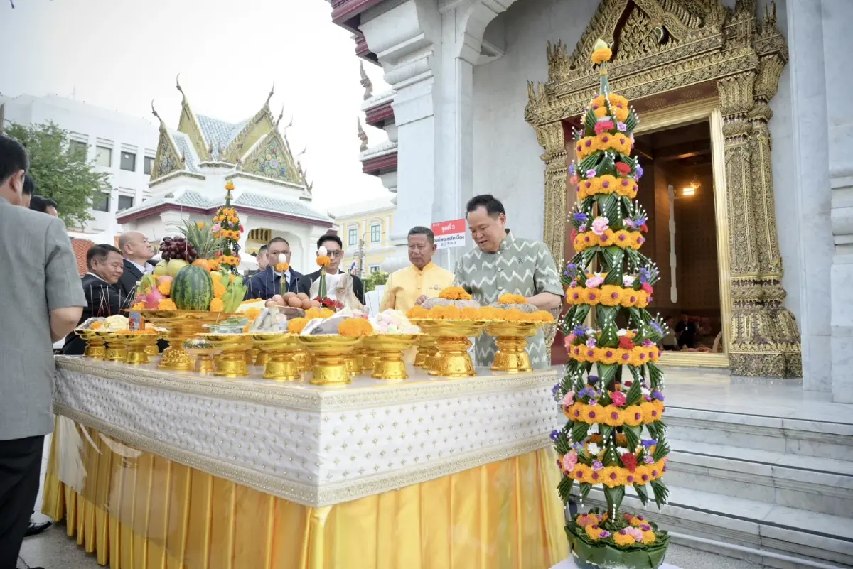 เอาฤกษ์เอาชัย 'นายกฯอนุทิน' สักการะศาลหลักเมือง ก่อนสู้ศึกซักฟอก