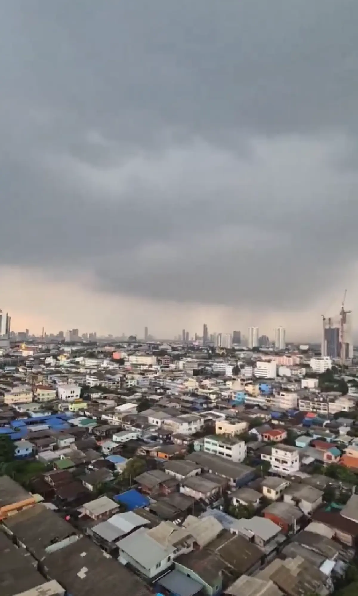 ฝนก่อตัวแล้วตอนนี้ กรมอุตุฯ เผย กทม. มีฝนตกหนัก ฟ้าร้อง ลมแรง ฟ้าผ่า