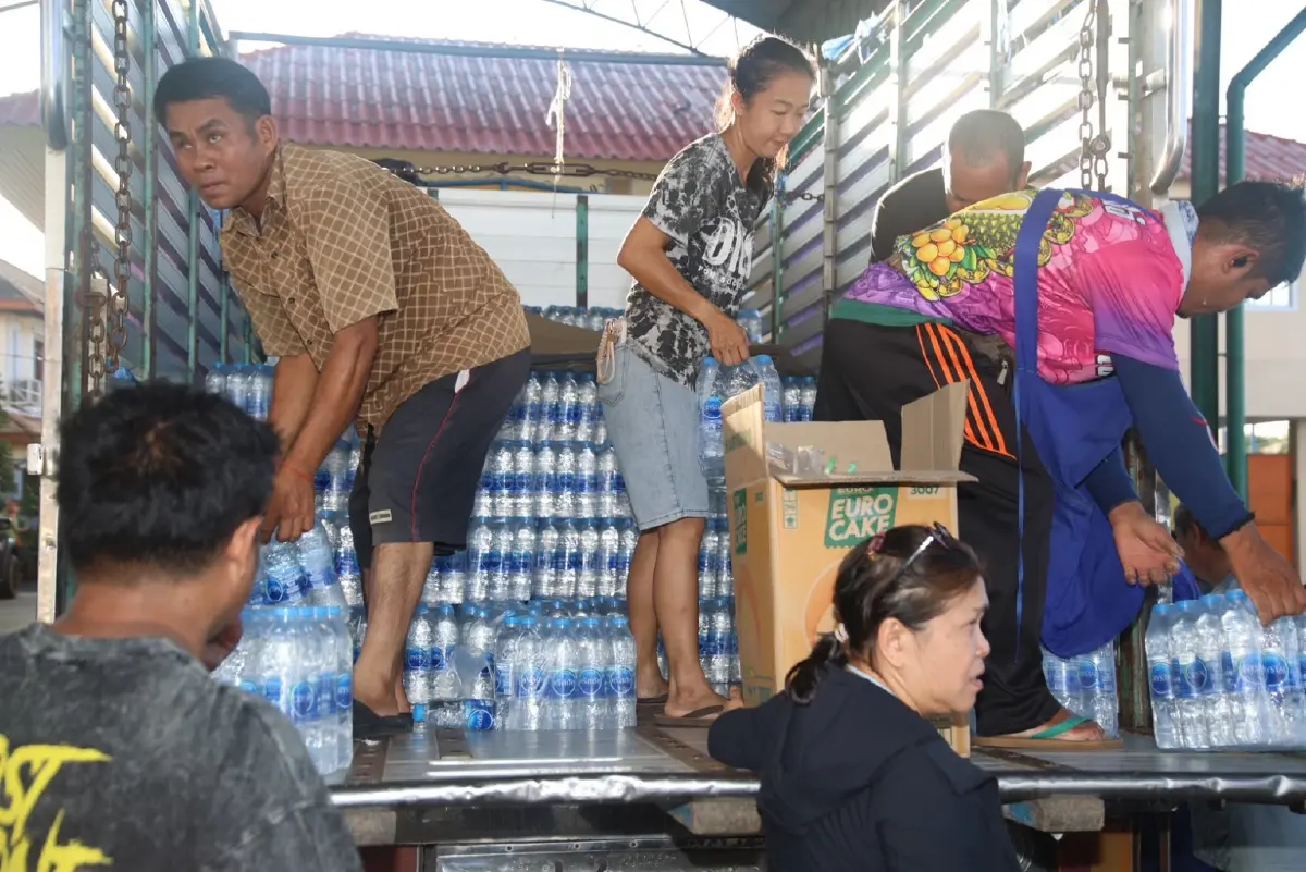 มูลนิธิเก้ายั่งยืน-ออมไทย ส่งสิ่งของช่วยผู้ประสบภัยน้ำท่วม