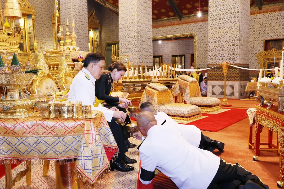 ในหลวง-พระราชินี เสด็จฯ ทรงวางพวงมาลาถวายราชสักการะ เนื่องในวันนวมินทรมหาราช