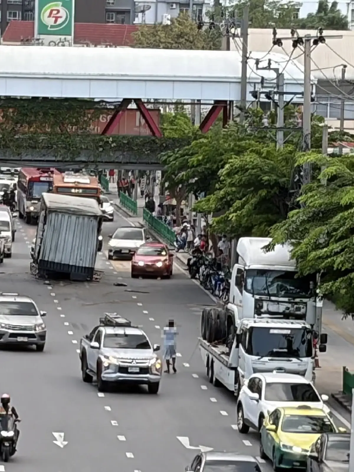 ด่วน! รถบรรทุกชนสะพานลอย ตู้ตกหล่นขวางถนนรัชดาท่าพระ