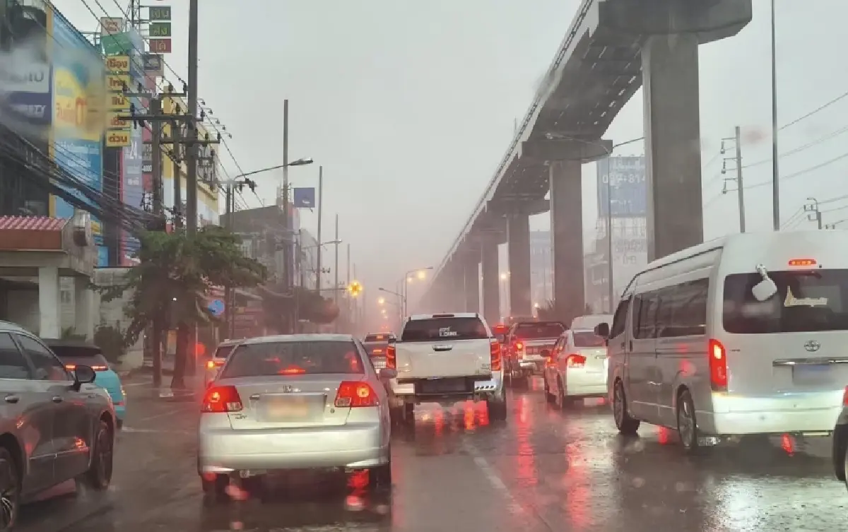 ฝนถล่มกรุงเทพฯ ช่วงเย็น 'รัชดา-ลาดพร้าว-โชคชัย 4' ลูกเห็บตก