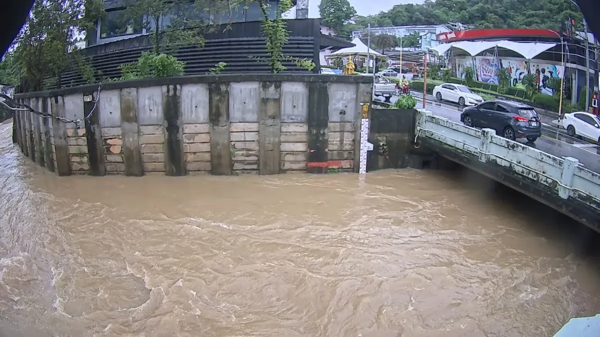 น้ำท่วมภูเก็ตล่าสุด ฝนตกหนัก 70% 'ถนนโคกโตนด-หน้าวัดใต้' ผ่านไม่ได้