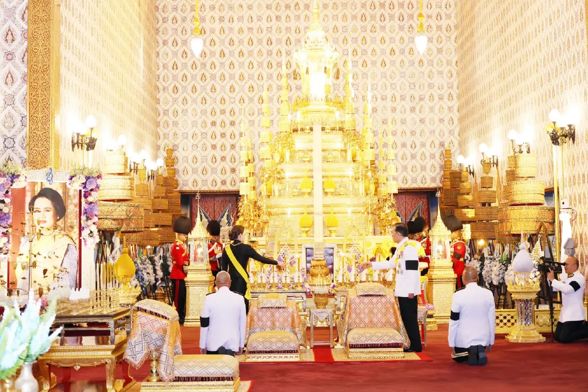 ในหลวง-พระราชินี ทรงบำเพ็ญพระราชกุศลครบ 1 ปี วันสวรรคต สมเด็จพระพันปีหลวง