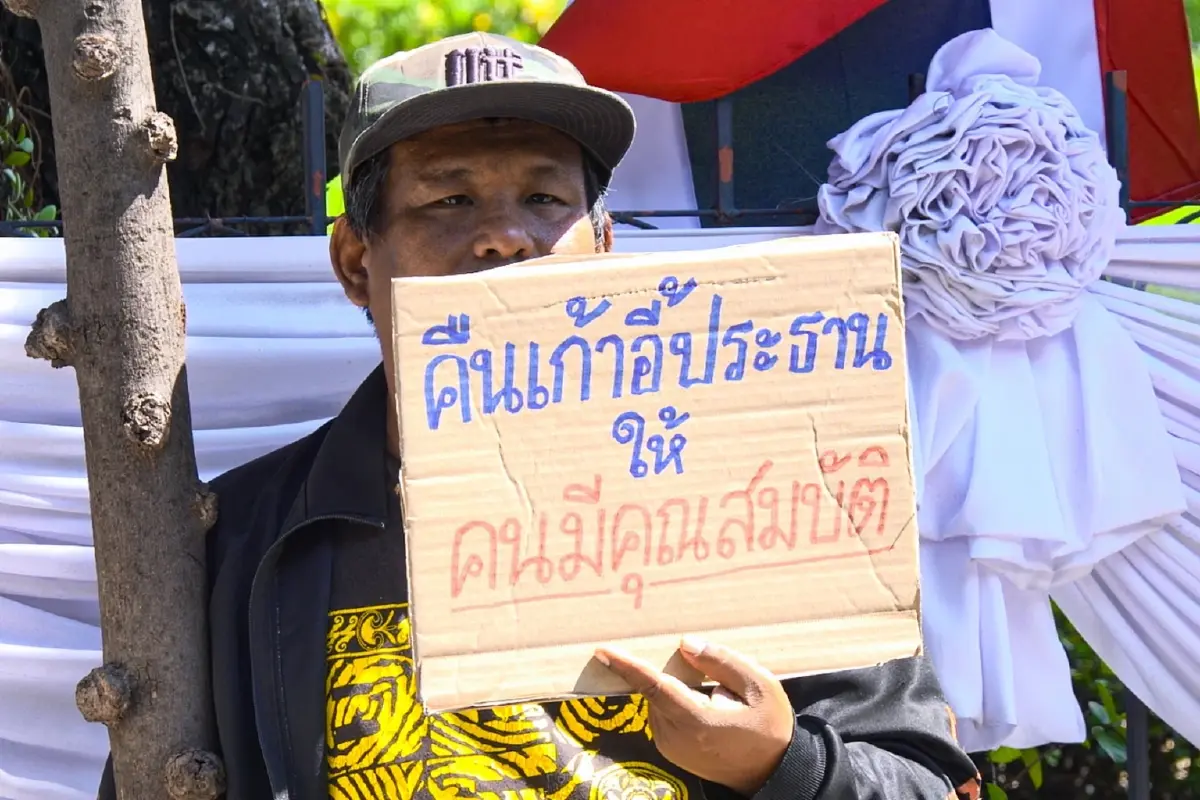 15 ปี กสทช.สุดขม! ‘หมอสรณ’ เผชิญมวลชนไล่ ปมร้อนสถานะขาดคุณสมบัติประธานฯ