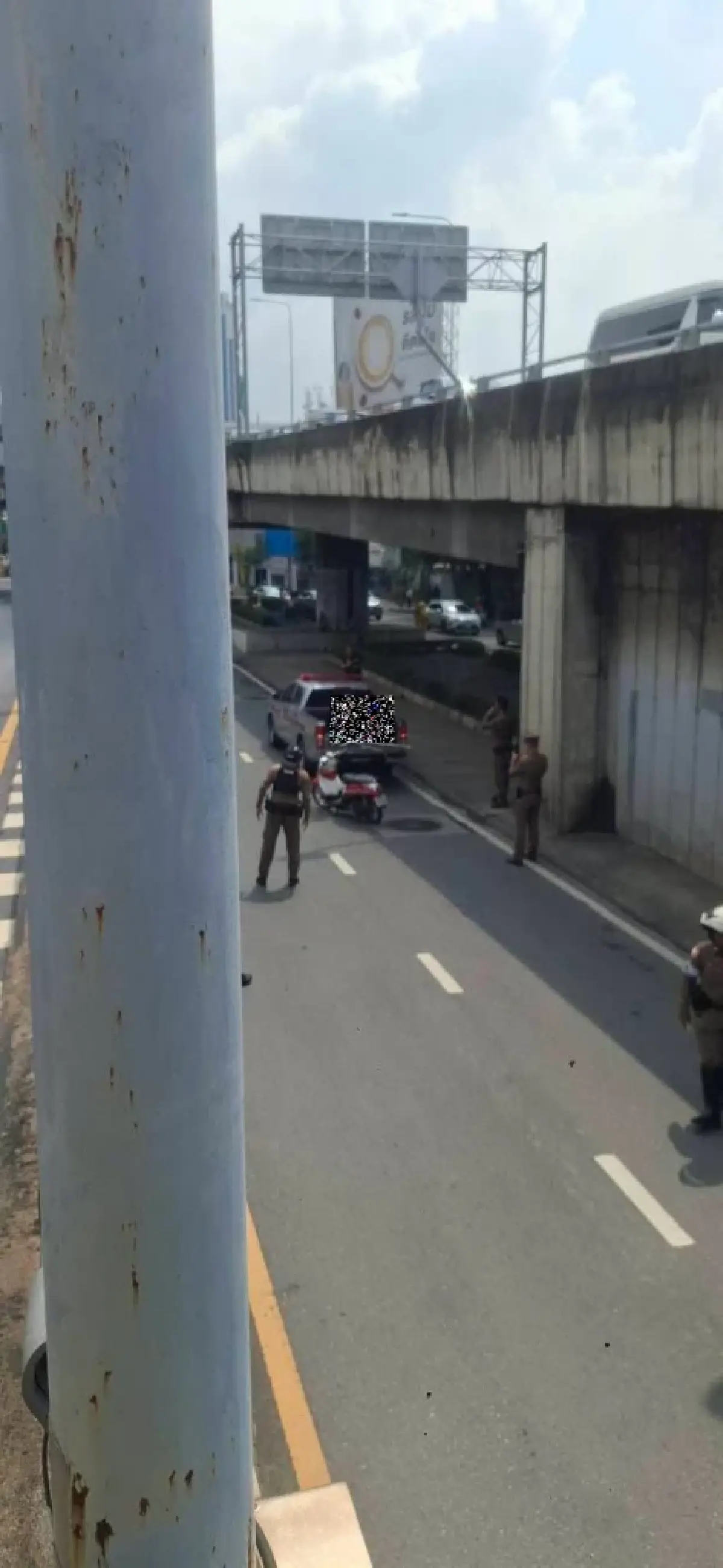ด่วน ชายคุ้มคลั่งใช้มีดจับเด็กเป็นตัวประกัน ใต้สะพานข้ามแยกยมราช​