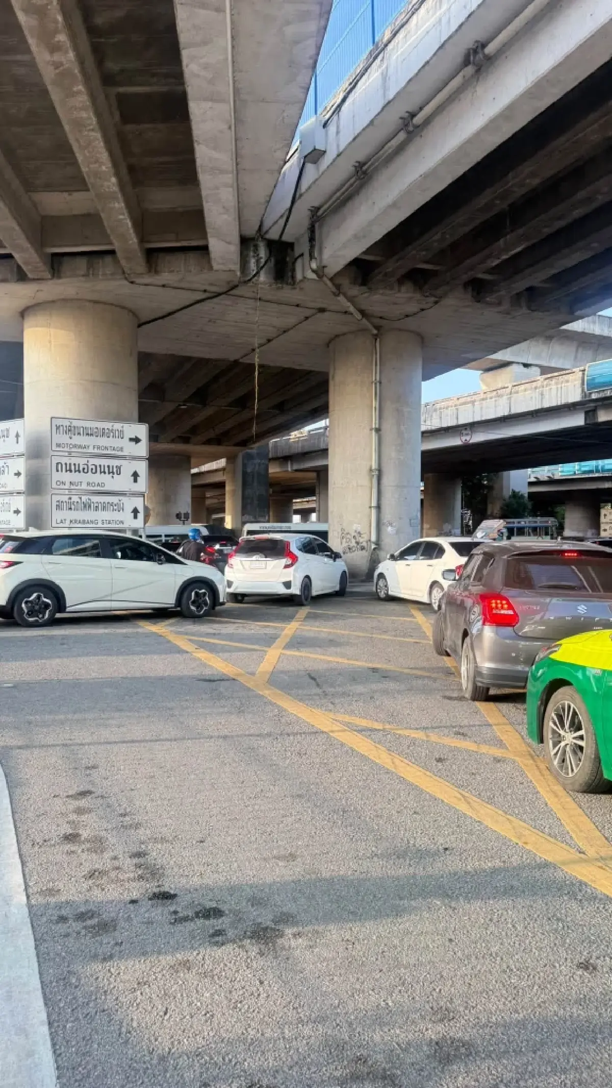 'ลาดกระบัง' รถติดไม่ไหว! รถบรรทุก ติดคานจำกัดความสูง ถนนร่มเกล้า