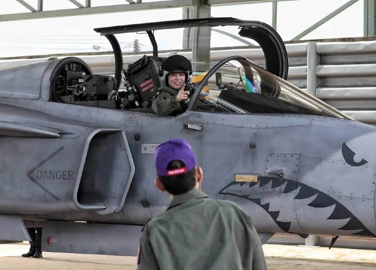 ‘ในหลวง’ ทอดพระเนตร ‘พระราชินี’ ทรงฝึกบินเดี่ยว Gripen เป็นครั้งแรก