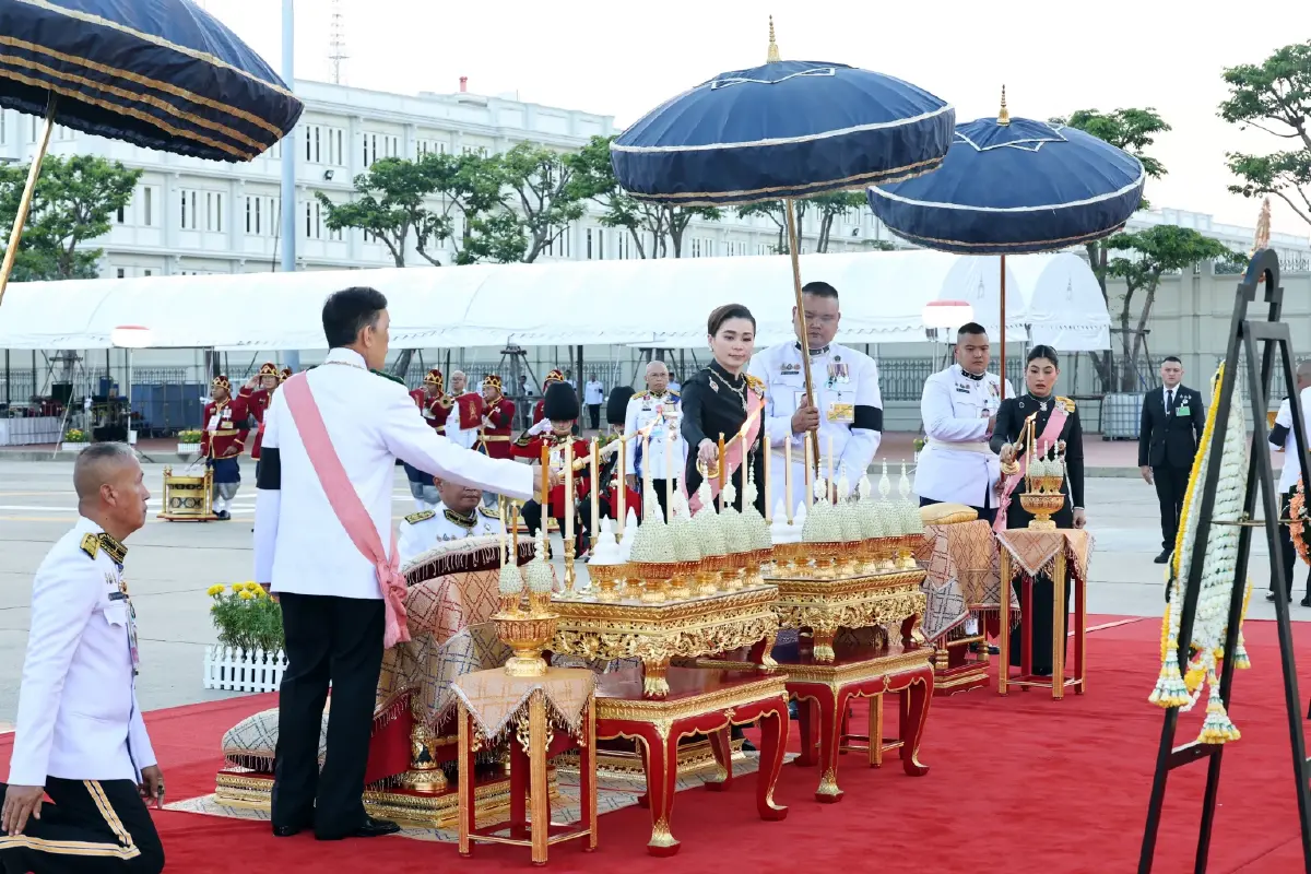 ในหลวง-พระราชินี เสด็จฯ ทรงวางพวงมาลา เนื่องในวันปิยมหาราช 2569