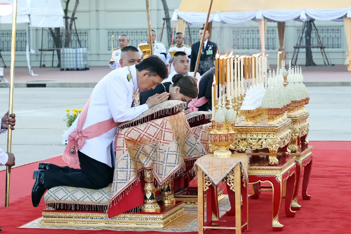 ในหลวง-พระราชินี เสด็จฯ ทรงวางพวงมาลา เนื่องในวันปิยมหาราช 2569