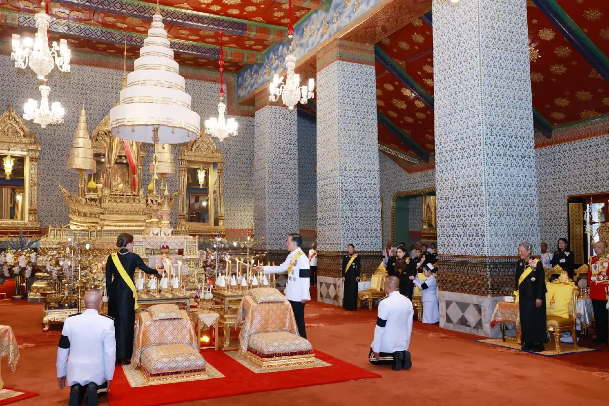 ในหลวง-พระราชินี เสด็จฯ ทรงวางพวงมาลาถวายราชสักการะ เนื่องในวันนวมินทรมหาราช