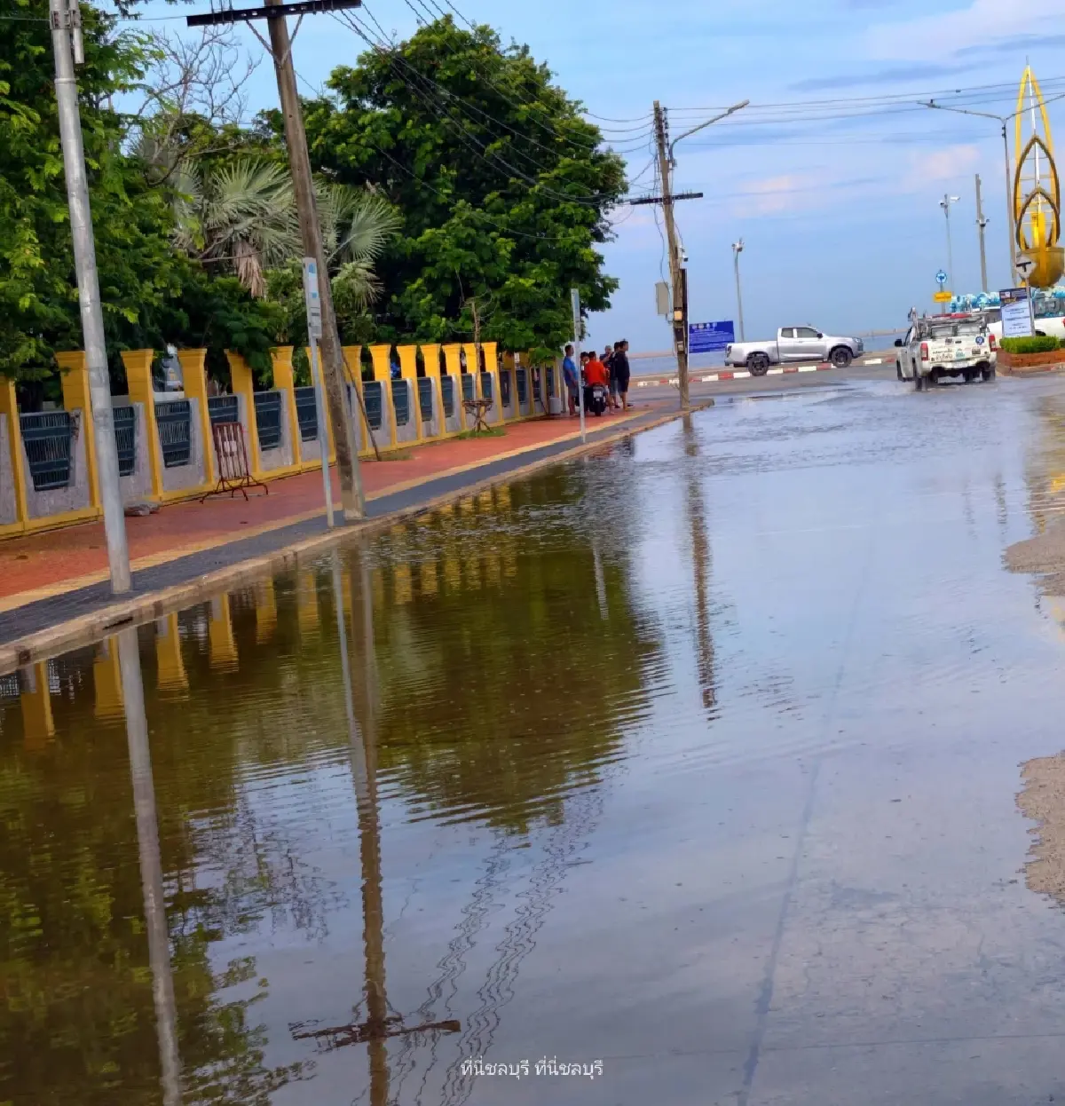 ชลบุรีน้ำท่วมถนน น้ำทะเลหนุนสูงมากวันนี้ ดันประชิดคานสะพานใหม่